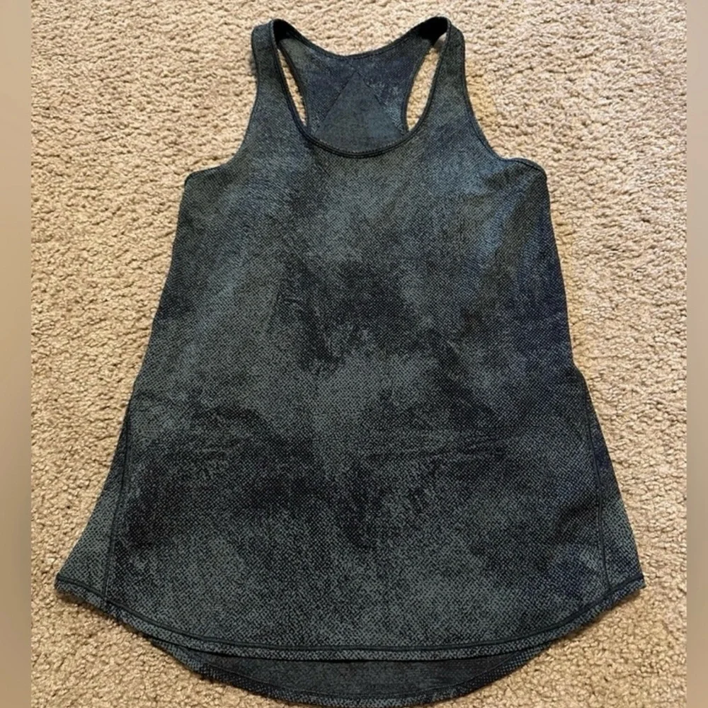 Like New Lululemon Essentials Pleated Tank Top Size 8 - Picture 4 of 6